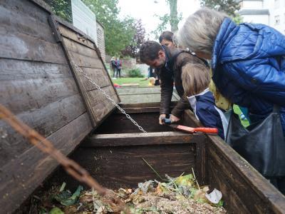 Jardins en fête : démonstration du compostage au jardin pédagogique | © Ville de La Madeleine